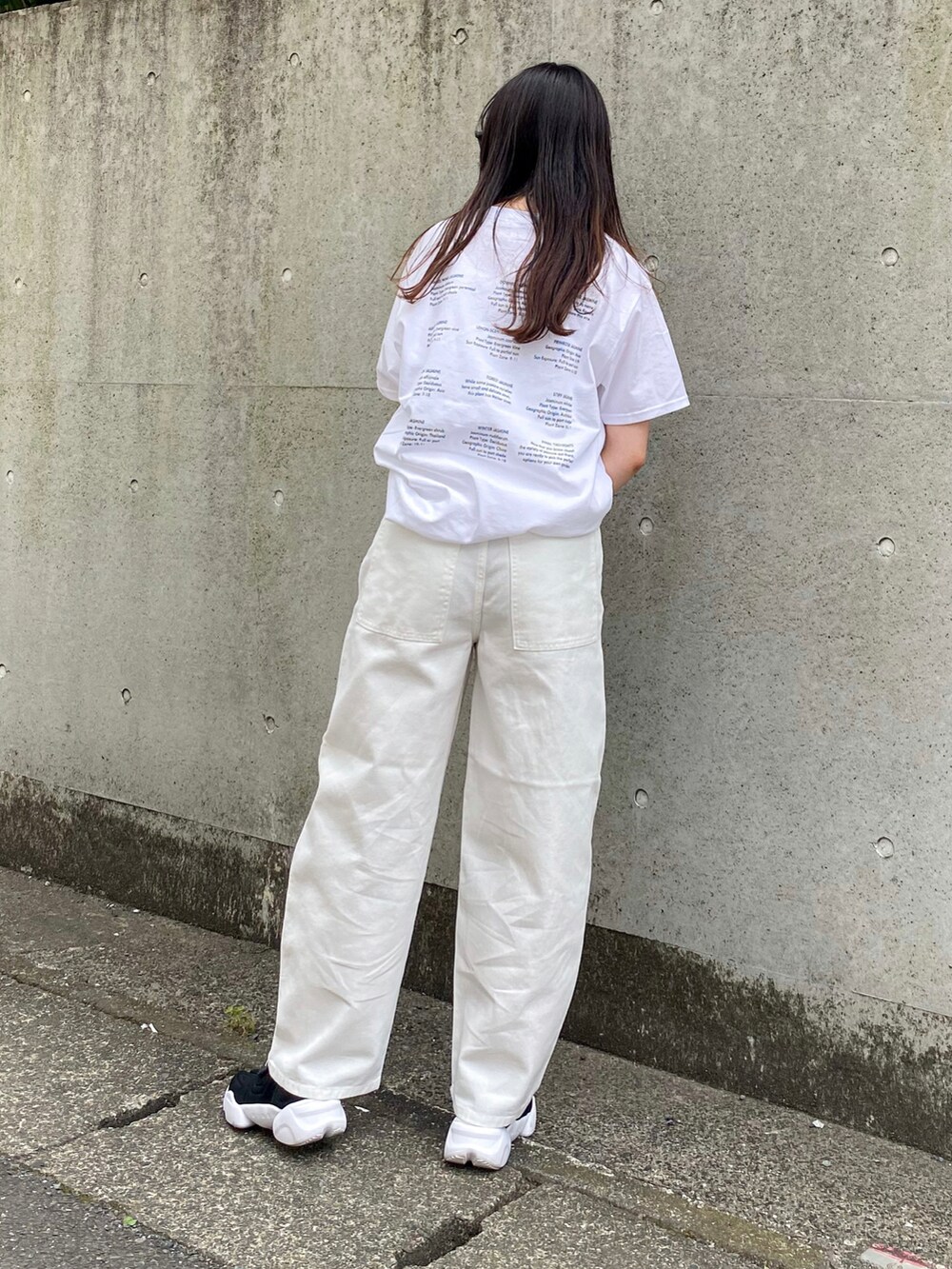ホワイト系のTシャツ/カットソー、ホワイト系のデニムパンツ、ブラック系のショルダーバッグを着用したレディースの夏コーディネートの3枚目の写真