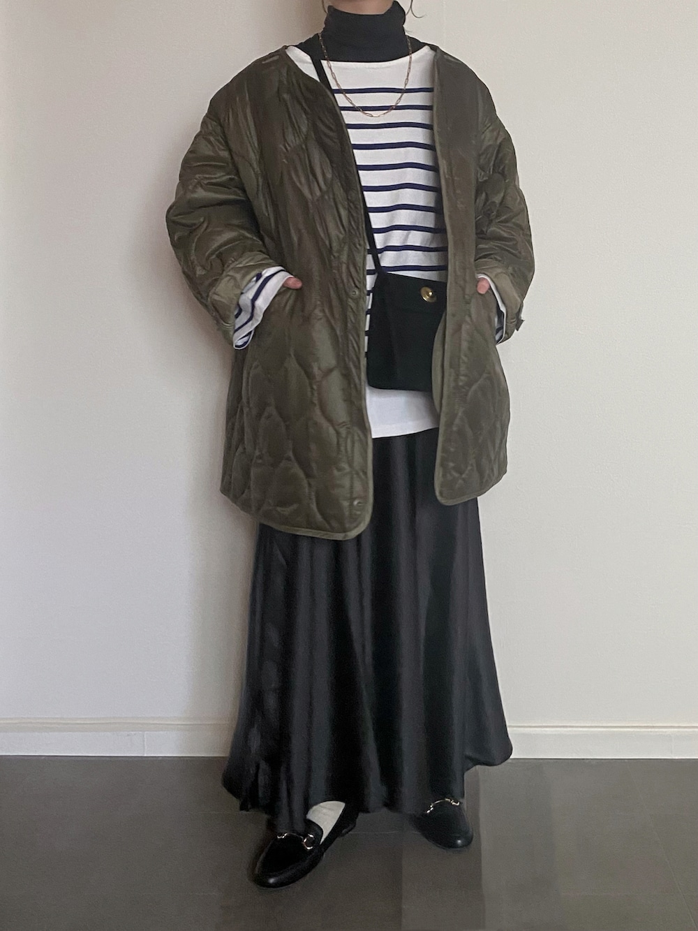 ブルー系のTシャツ/カットソー、ブラック系のTシャツ/カットソー、ブラック系のスカートを着用したレディースの冬コーディネートの2枚目の写真