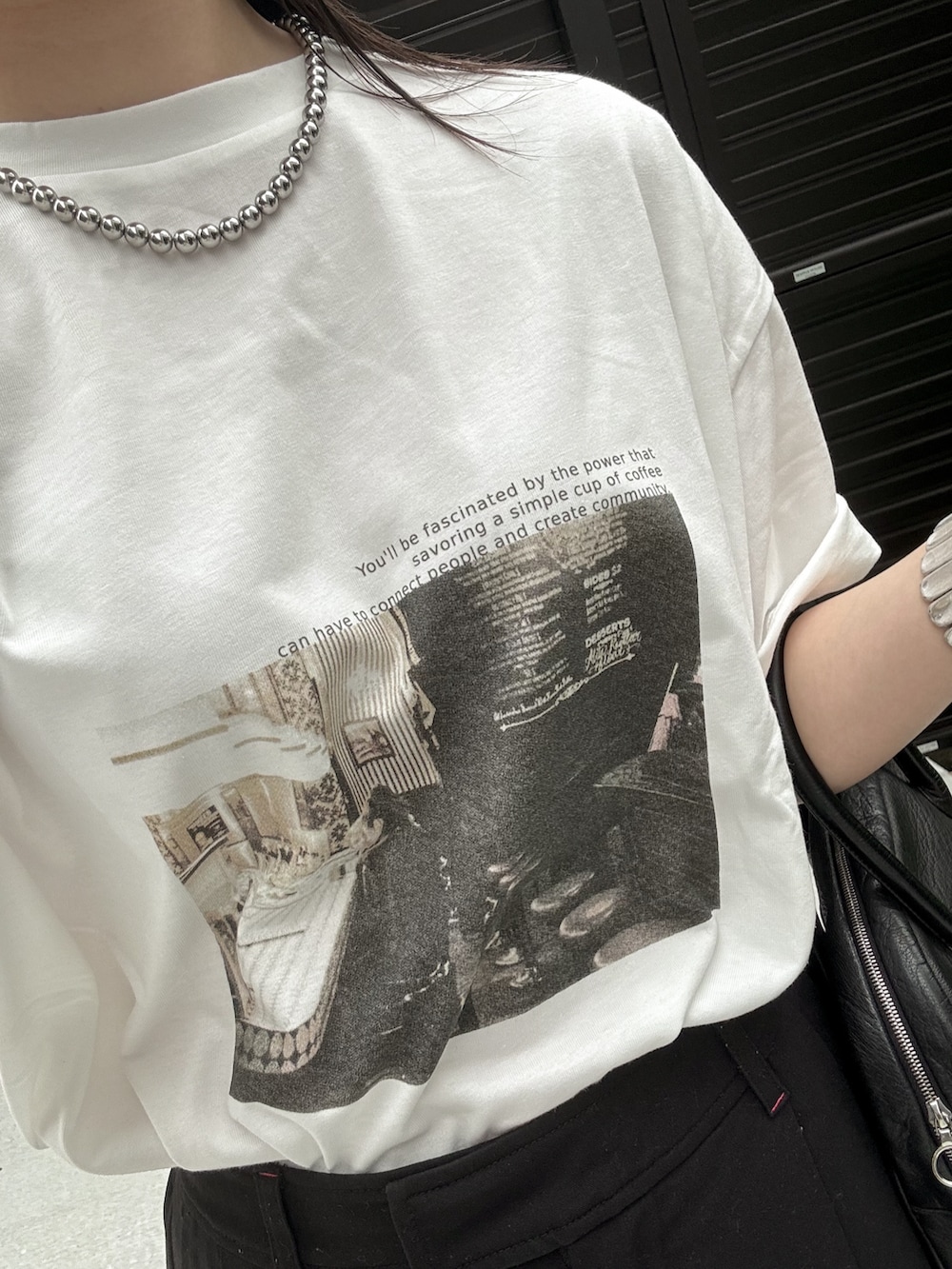 ホワイト系のTシャツ/カットソー、ブラック系のその他パンツ、ブラック系のショルダーバッグを着用したレディースの夏コーディネートの3枚目の写真