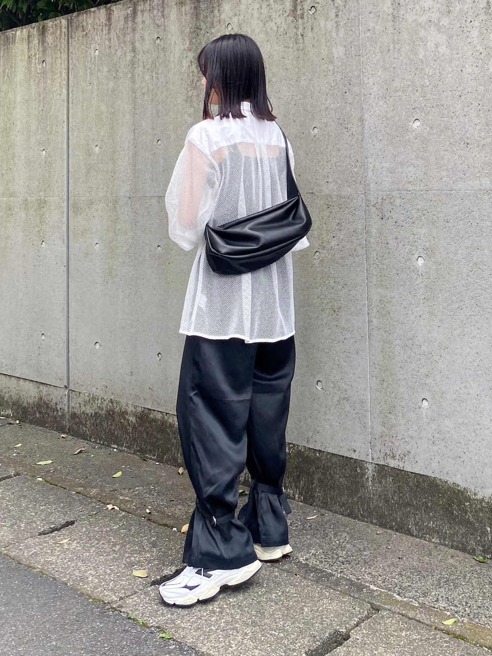 ブラック系のその他パンツ、ホワイト系のシャツ/ブラウス、ブラック系のショルダーバッグを着用したレディースの夏コーディネートの3枚目の写真