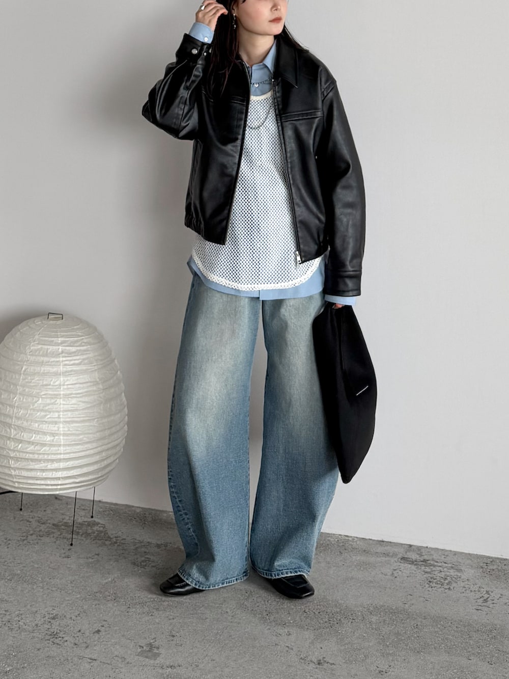 ホワイト系のタンクトップ、ブルー系のシャツ/ブラウス、ブラック系のブルゾンを着用したレディースの冬コーディネートの2枚目の写真