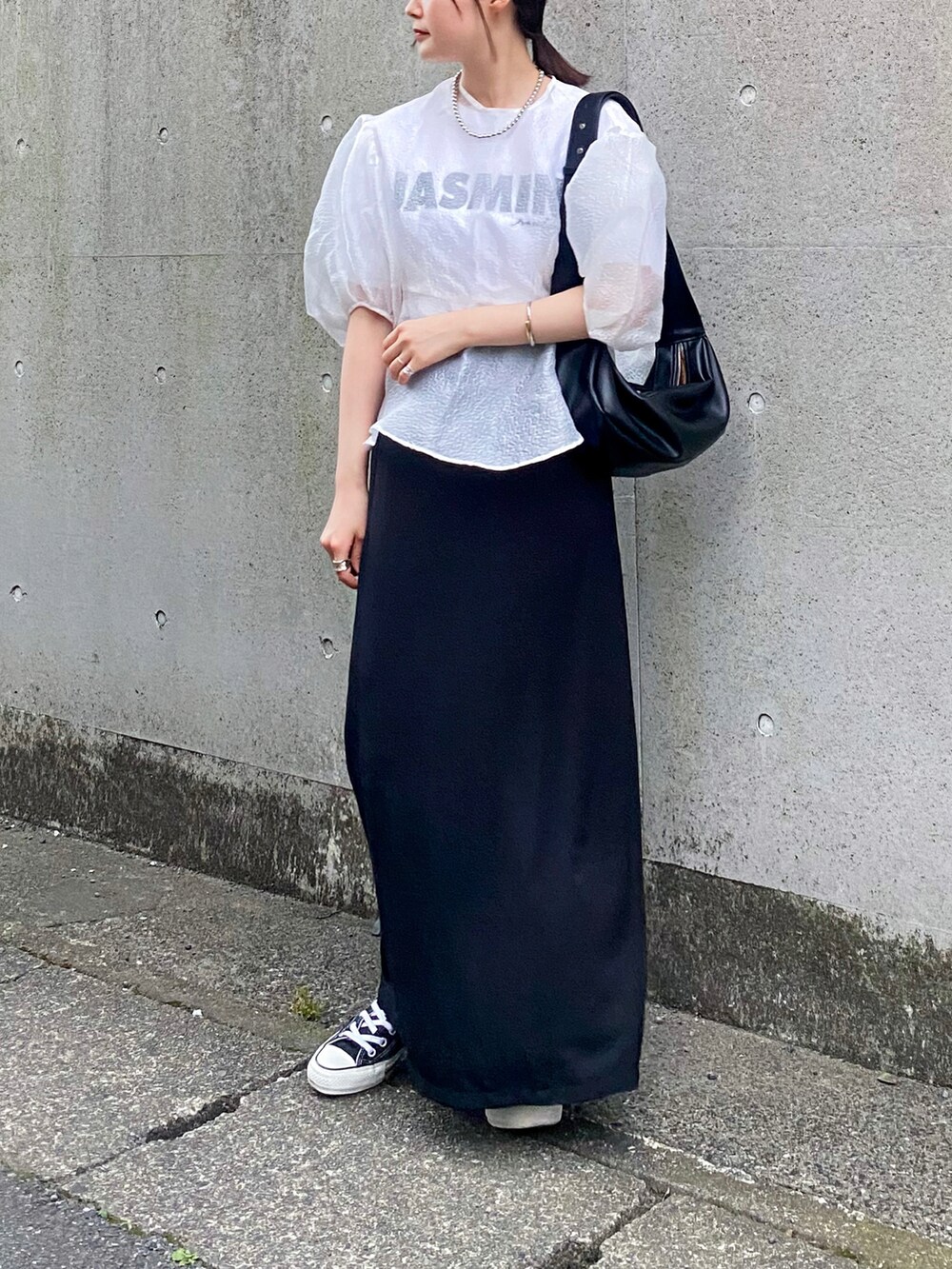 ホワイト系のシャツ/ブラウス、ホワイト系のTシャツ/カットソー、ブラック系のショルダーバッグを着用したレディースの夏コーディネートの3枚目の写真