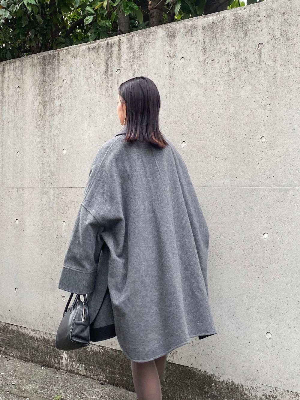 グレー系のその他アウター、ブルー系のシャツ/ブラウス、ブラック系のその他パンツを着用したレディースの秋コーディネートの4枚目の写真