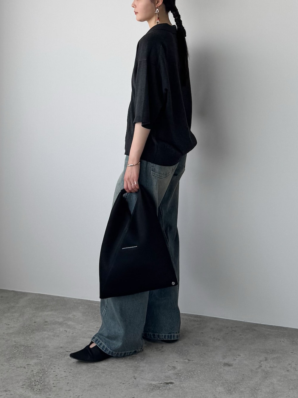 グレー系のシャツ/ブラウス、ブルー系のデニムパンツ、ブラック系のパンプスを着用したレディースの春コーディネートの3枚目の写真