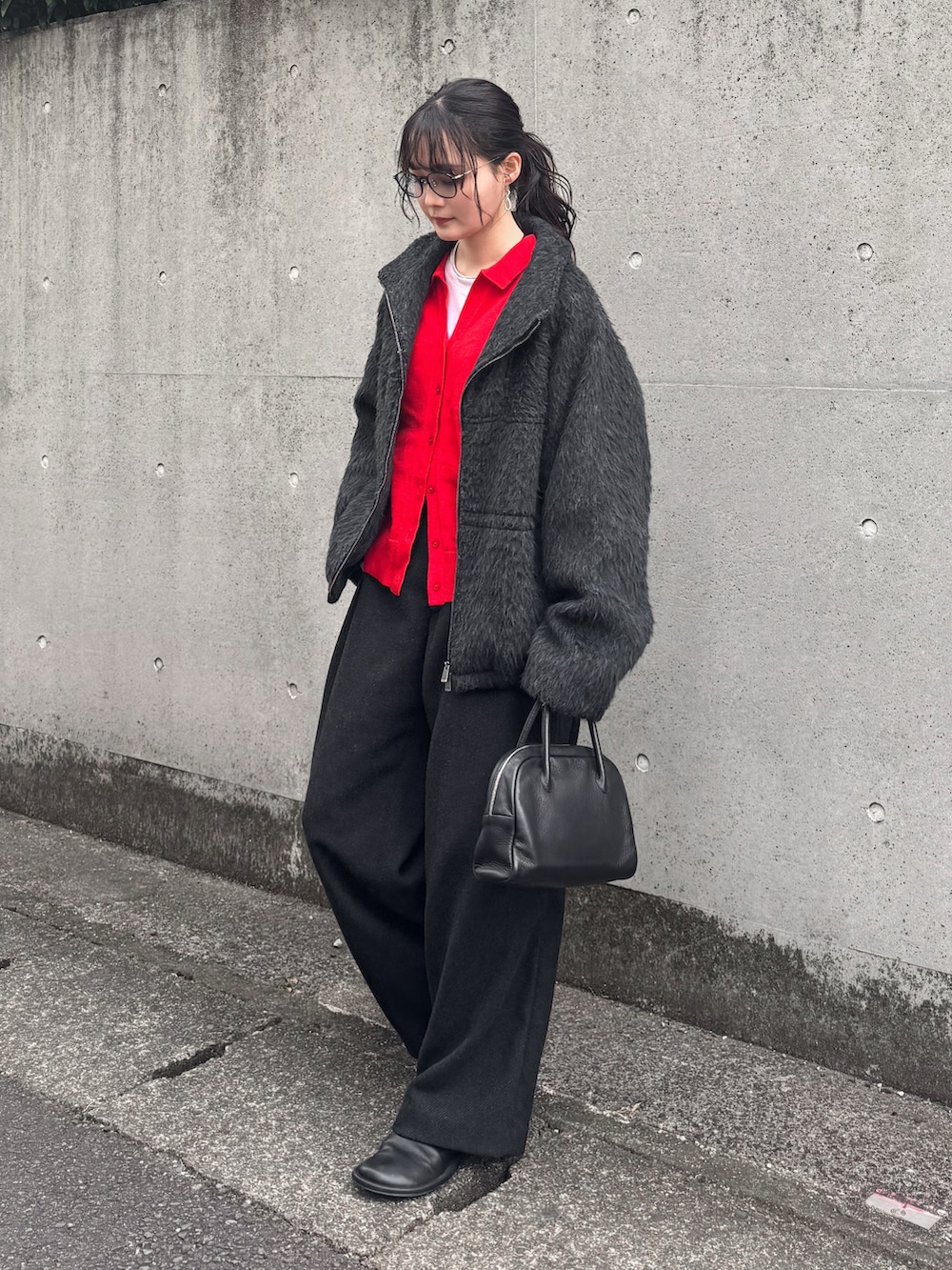 グレー系のブルゾン、レッド系のカーディガン/ボレロ、ホワイト系のTシャツ/カットソーを着用したレディースの冬コーディネートの2枚目の写真