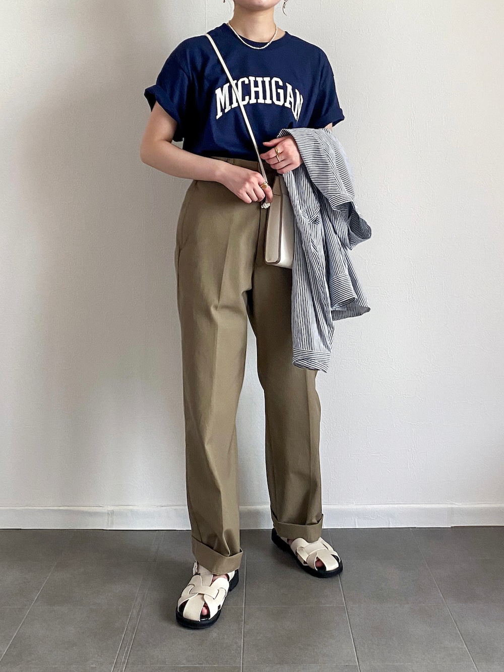 ブルー系のTシャツ/カットソー、ベージュ系のチノパンツ、グレー系のシャツ/ブラウスを着用したレディースの夏コーディネートの2枚目の写真