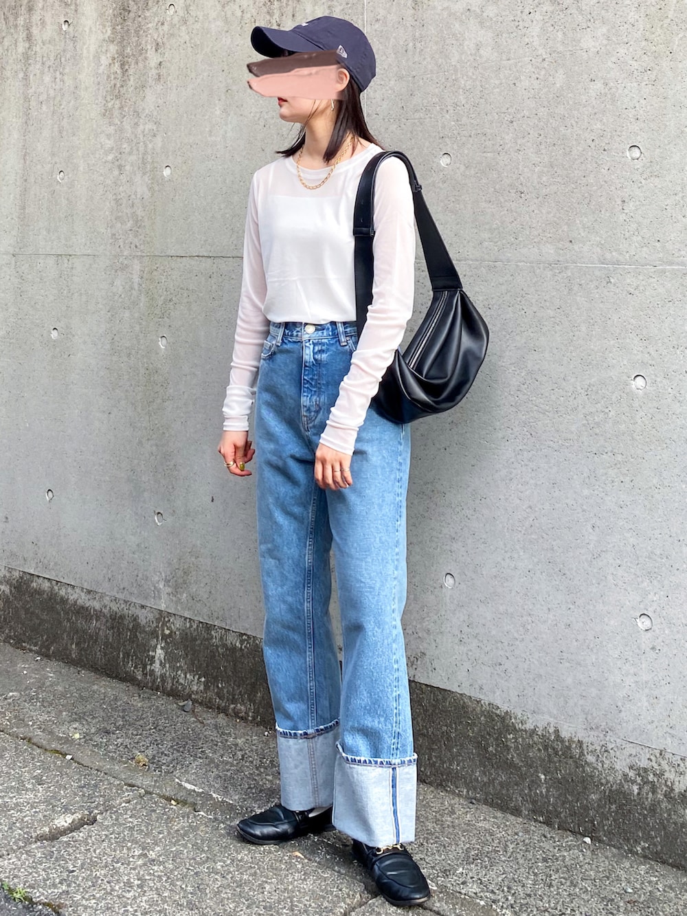 「秋服準備はじめました、WEARyouthコーデ、シンプルコーデ、シアートップス、デニム、キャップ、ショルダーバッグ、ローファー、スクエアトゥ、レザー、大人カジュアル、韓国ファッション」｜「hunchのクルーネックシアートップス（Tシャツ/カットソー、ホワイト系）」を使った、pearn0さん（レディース・160cm）の夏コーディネートの3枚目の写真