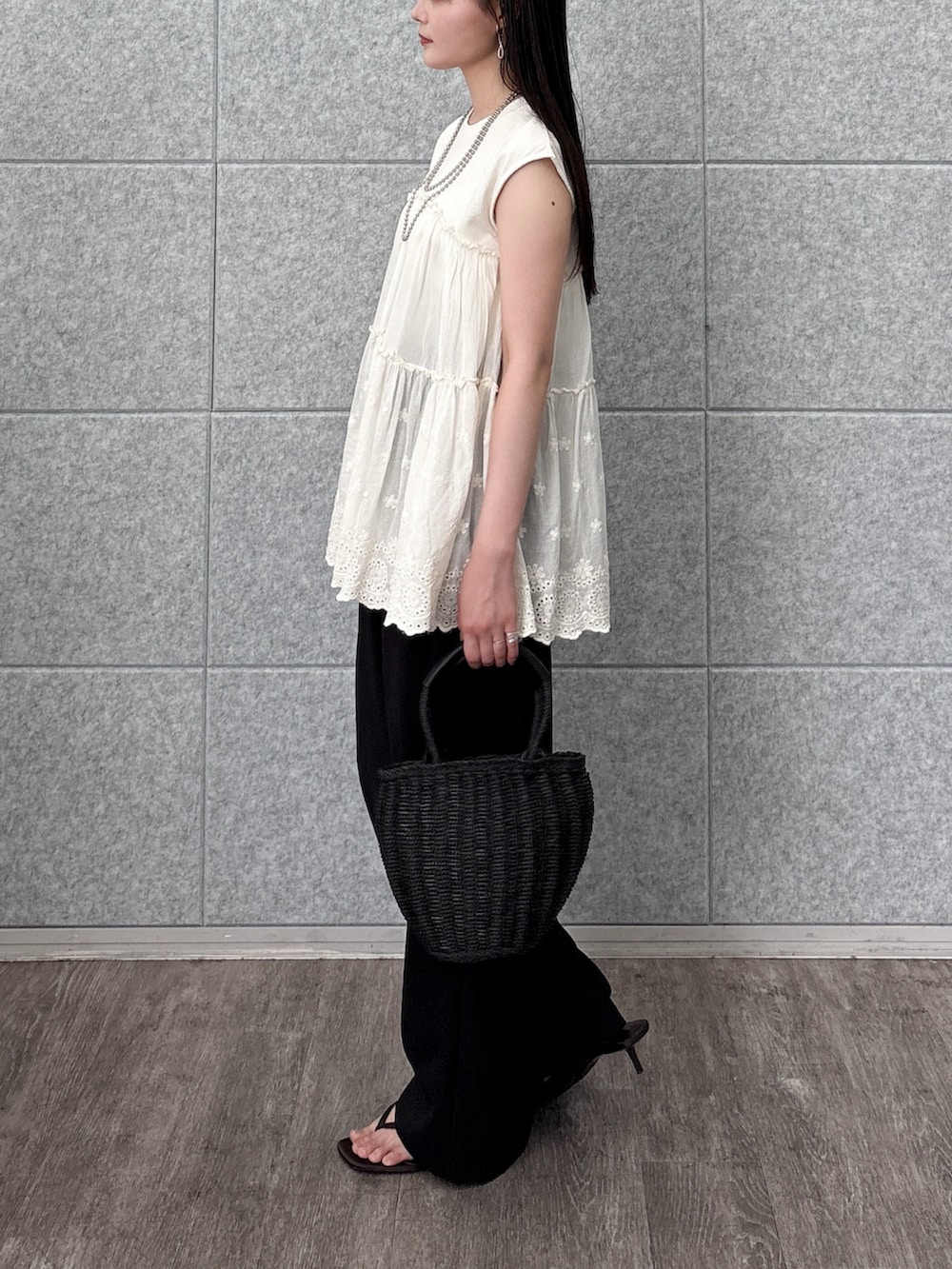 ベージュ系のTシャツ/カットソー、ブラック系のその他パンツ、シルバー系のネックレスを着用したレディースの夏コーディネートの2枚目の写真