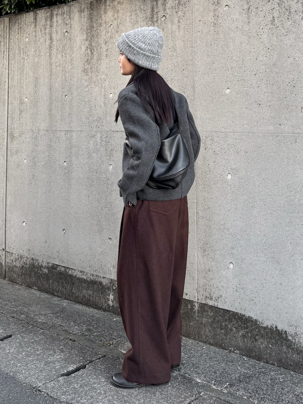 グレー系のカーディガン/ボレロ、ブラック系のショルダーバッグ、ブラウン系のその他パンツを着用したレディースの冬コーディネートの2枚目の写真