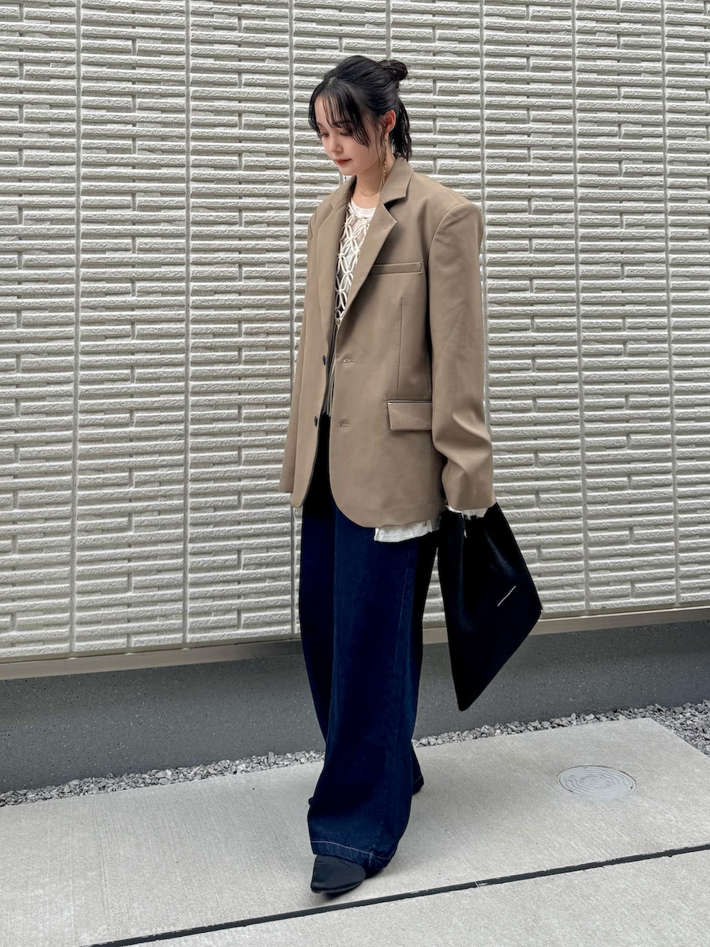 グリーン系のテーラードジャケット、ホワイト系のベスト、ホワイト系のTシャツ/カットソーを着用したレディースの秋コーディネートの3枚目の写真