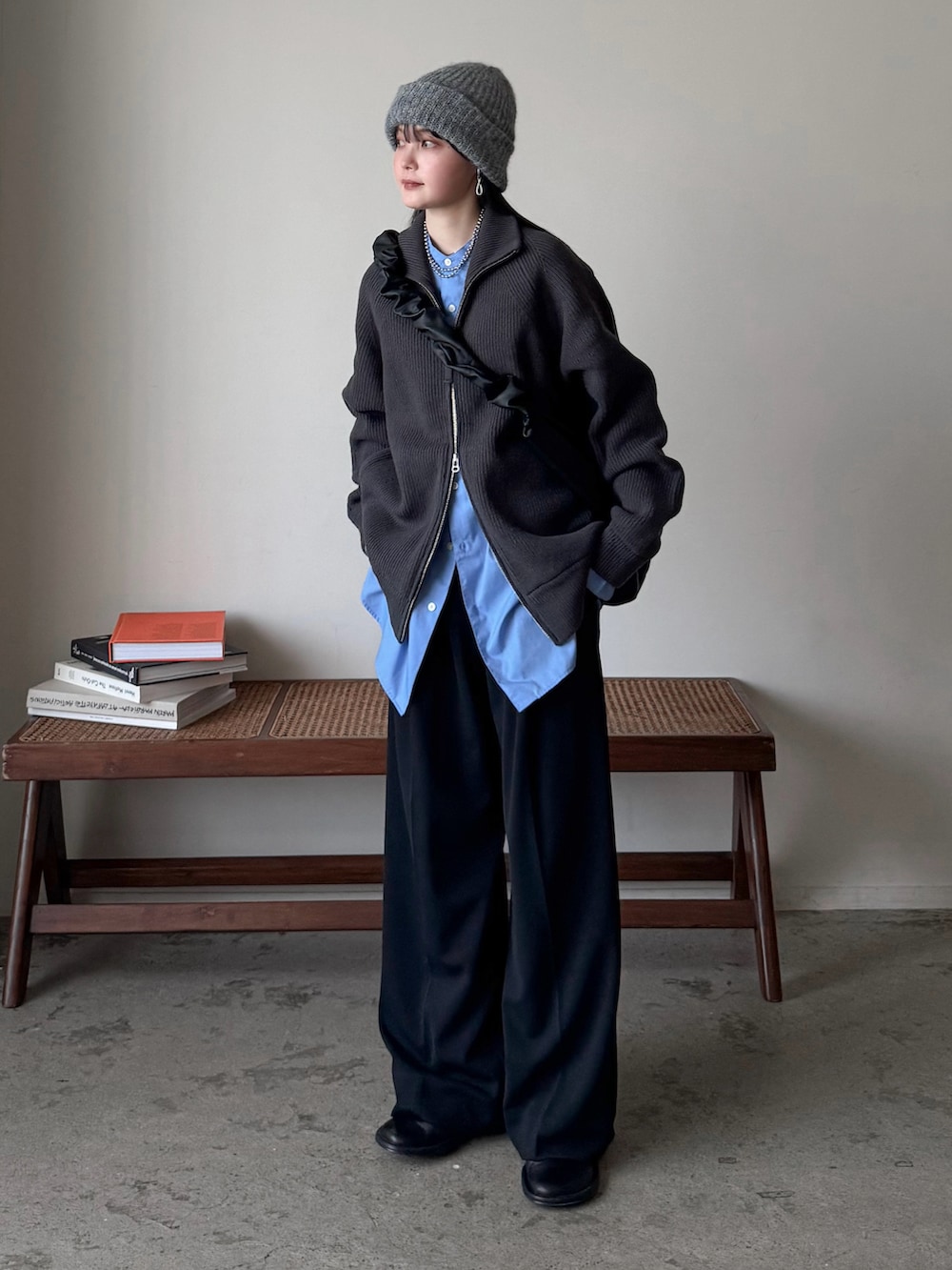 グレー系のカーディガン/ボレロ、ブラック系のその他パンツ、ブラック系のショルダーバッグを着用したレディースの冬コーディネートの2枚目の写真