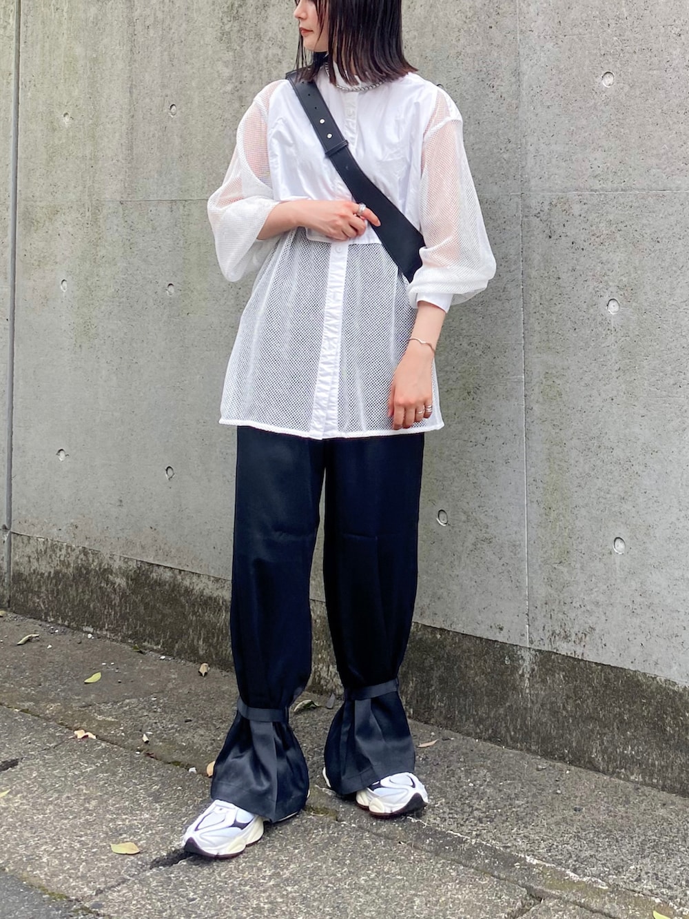 ブラック系のその他パンツ、ホワイト系のシャツ/ブラウス、ブラック系のショルダーバッグを着用したレディースの夏コーディネートの2枚目の写真