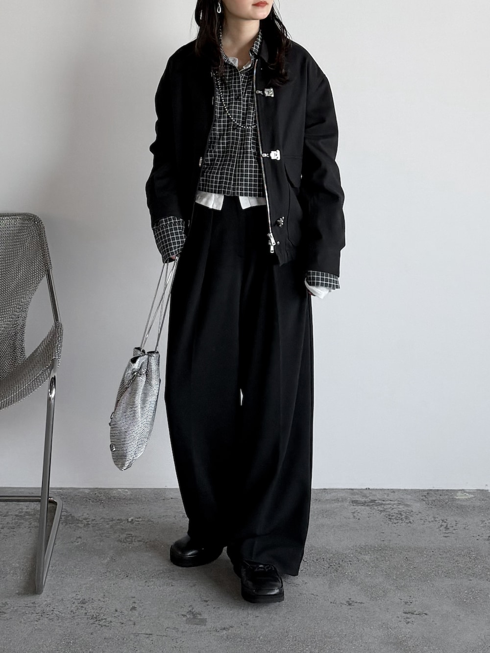 ホワイト系のカーディガン/ボレロ、グレー系のシャツ/ブラウス、ブラック系のブルゾンを着用したレディースの春コーディネートの2枚目の写真