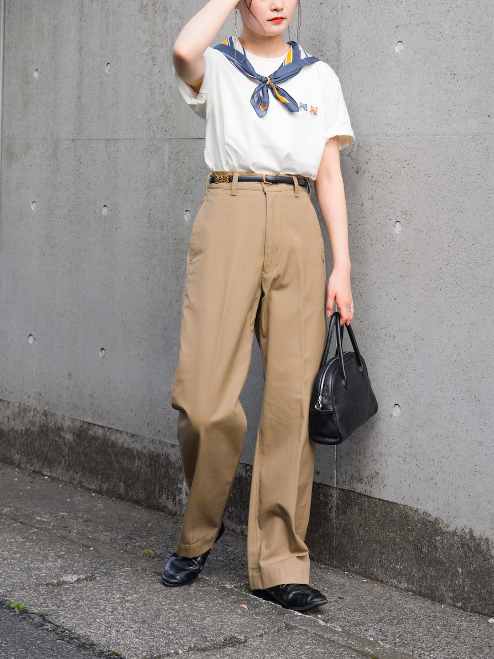 「シンプルコーデ、秋コーデ、休日スタイル、チノパン、白Tシャツ、スカーフ、レザー、ハンドバッグ、ローファー、スクエアトゥ、ベージュ」｜「Lilysilkのアイテム（バンダナ/スカーフ、ブルー系）」を使った、pearn0さん（レディース・160cm）の秋コーディネートの3枚目の写真
