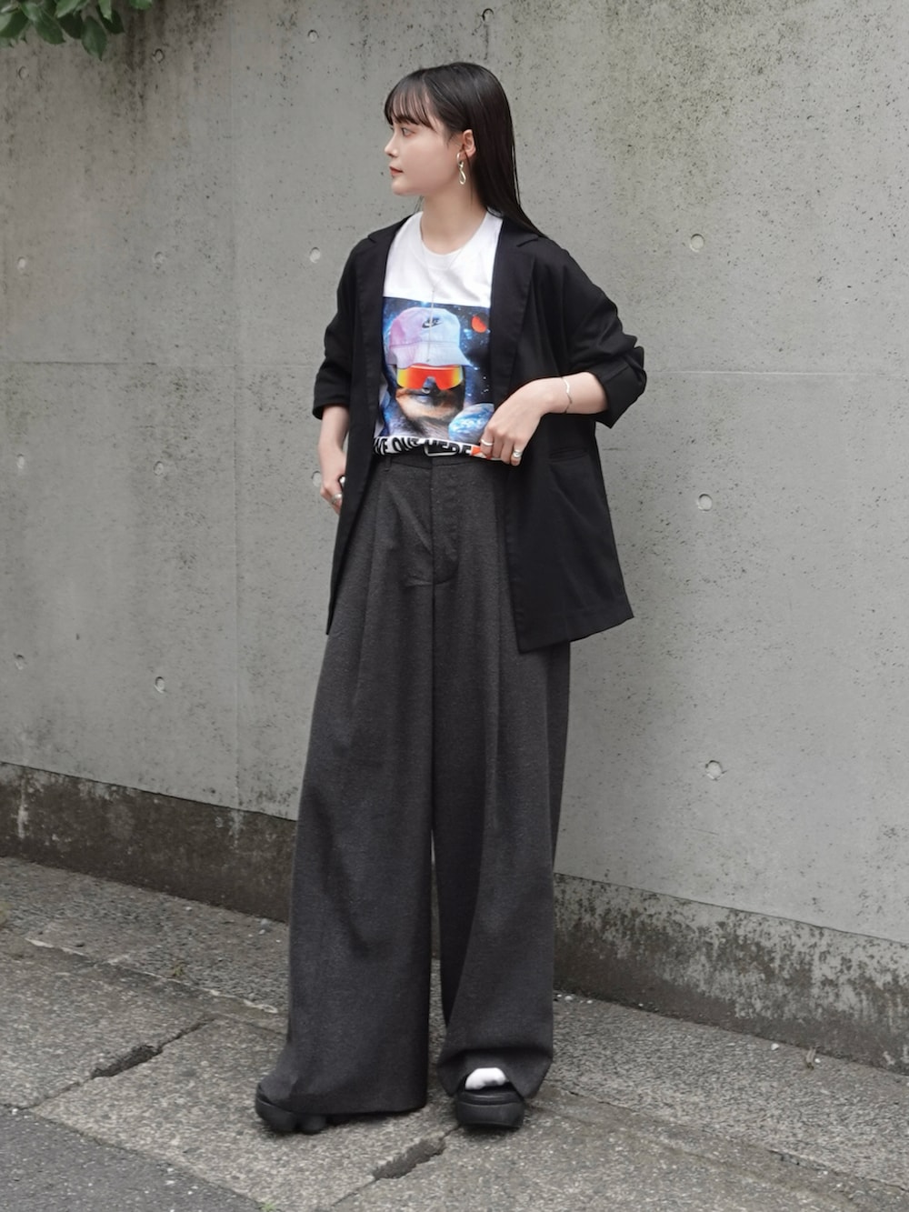 ホワイト系のTシャツ/カットソー、ブラック系のサンダル、ブラック系のテーラードジャケットを着用したレディースの春コーディネートの2枚目の写真