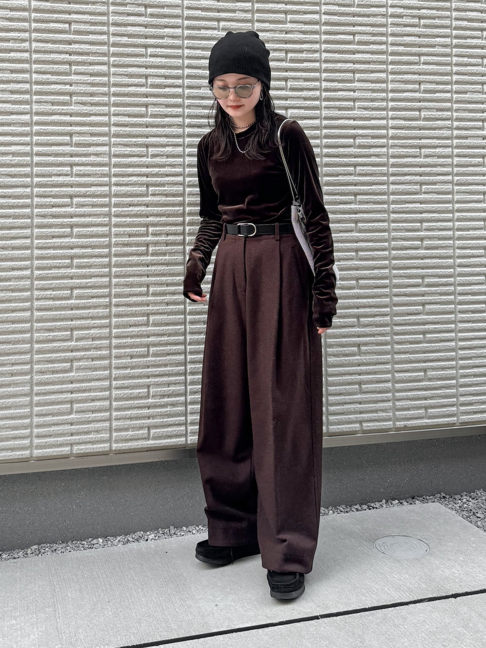 ブラウン系のTシャツ/カットソー、ブラウン系のその他パンツ、ブラック系のモカシン/デッキシューズを着用したレディースの秋コーディネートの2枚目の写真