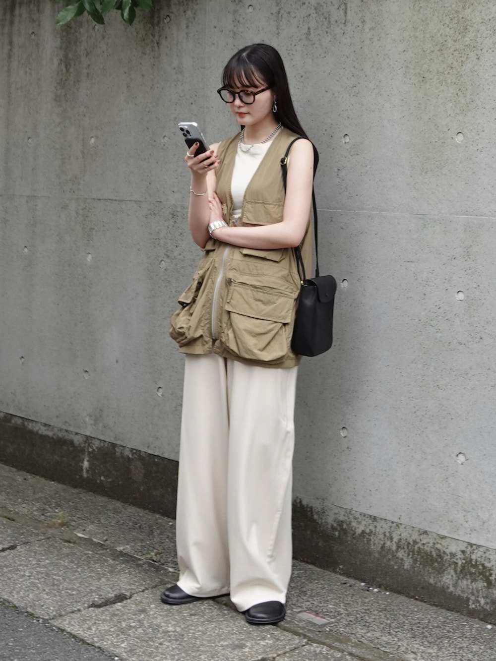 グリーン系のその他アウター、ホワイト系のその他パンツ、ブラック系のスリッポンを着用したレディースの夏コーディネートの2枚目の写真