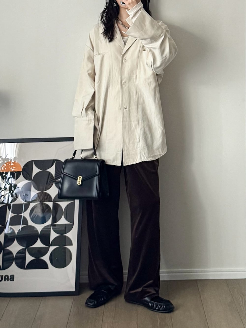 ブラック系のトートバッグ、ホワイト系のシャツ/ブラウス、ホワイト系のTシャツ/カットソーを着用したレディースの秋コーディネートの2枚目の写真