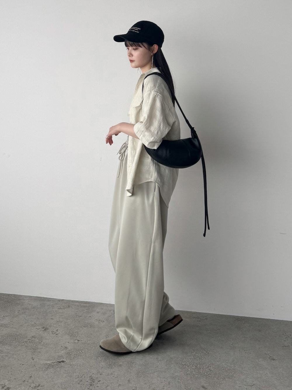 ホワイト系のスウェットパンツ、ベージュ系のサンダル、ホワイト系のシャツ/ブラウスを着用したレディースの夏コーディネートの3枚目の写真