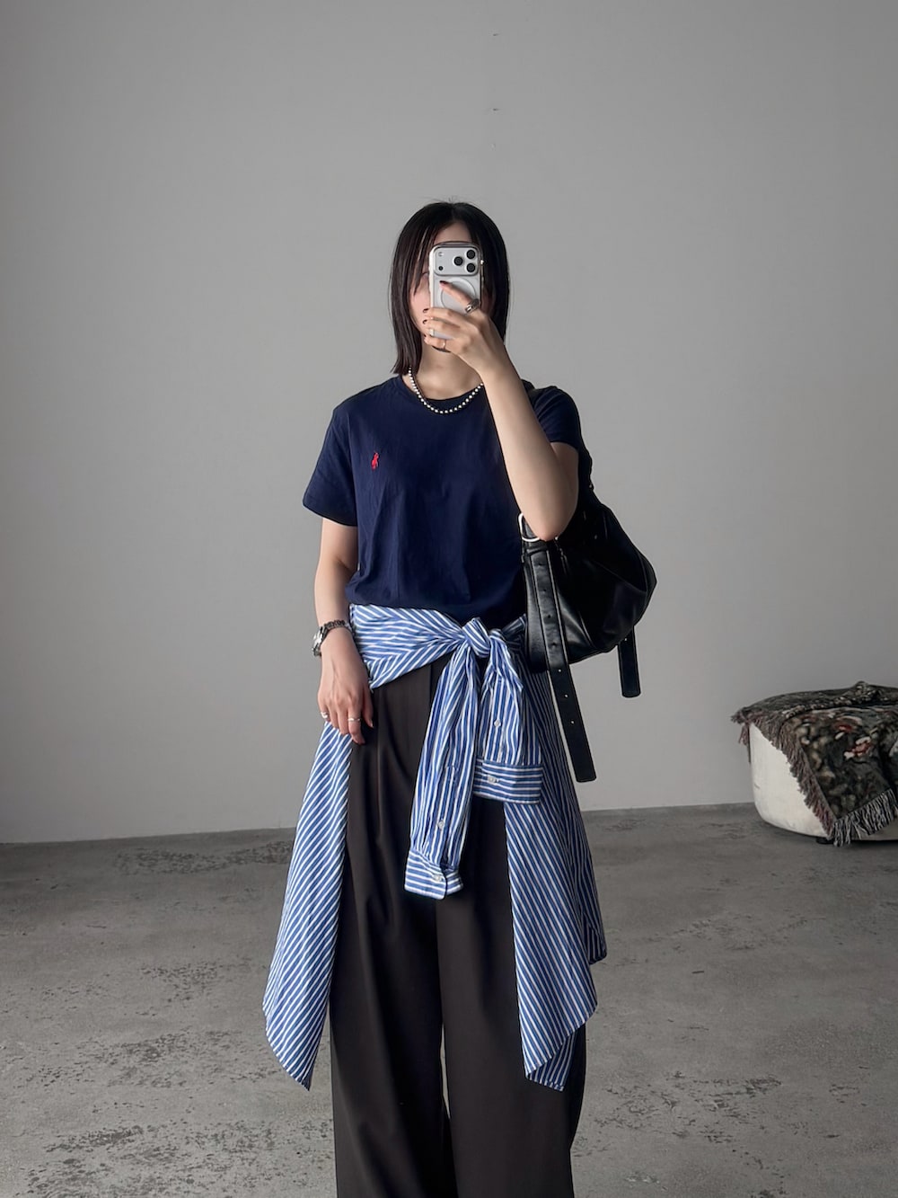 ブルー系のTシャツ/カットソーを着用したレディースの夏コーディネートの3枚目の写真
