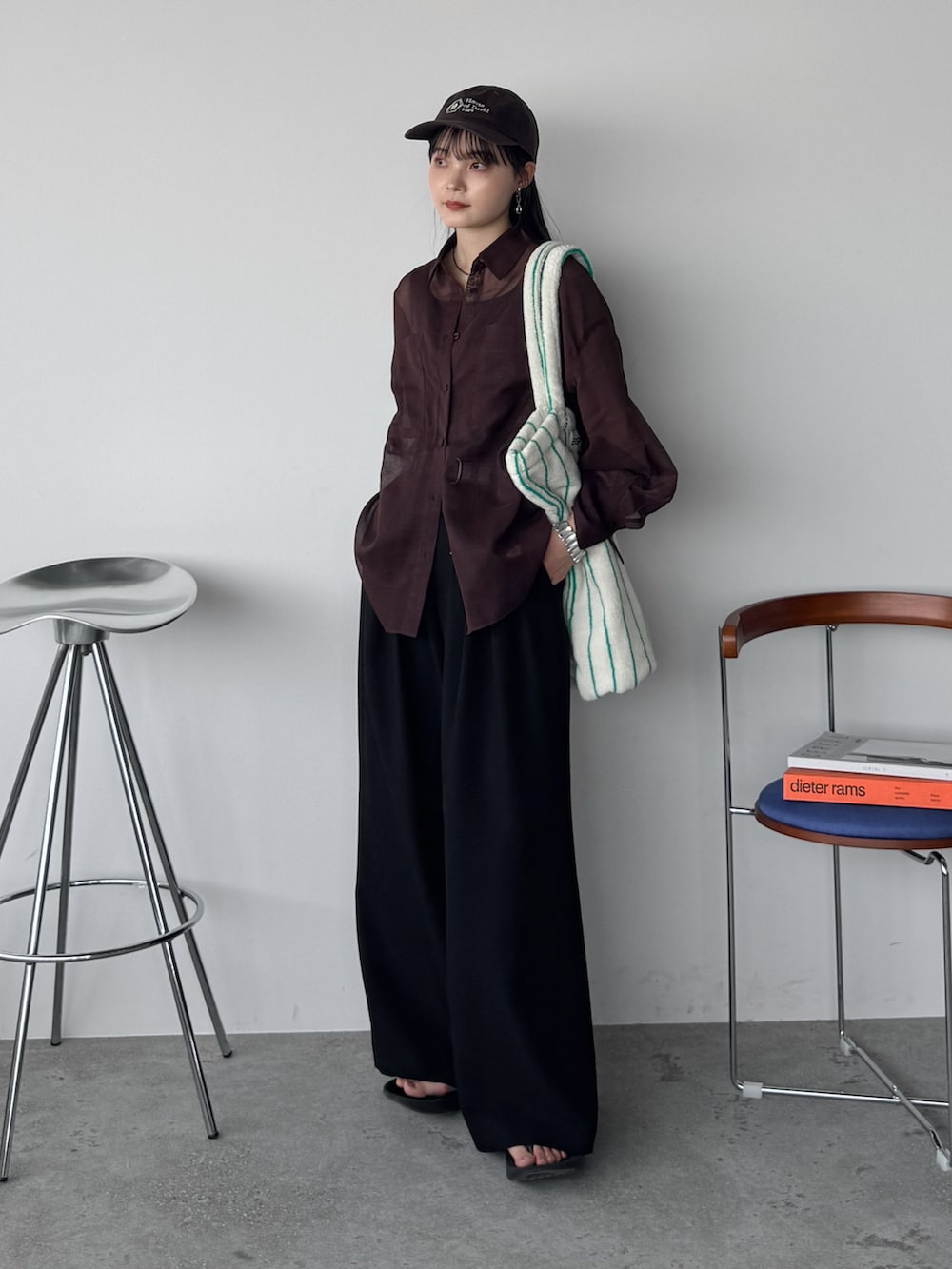 ブラウン系のシャツ/ブラウス、ホワイト系のトートバッグ、グレー系のスラックスを着用したレディースの夏コーディネートの2枚目の写真