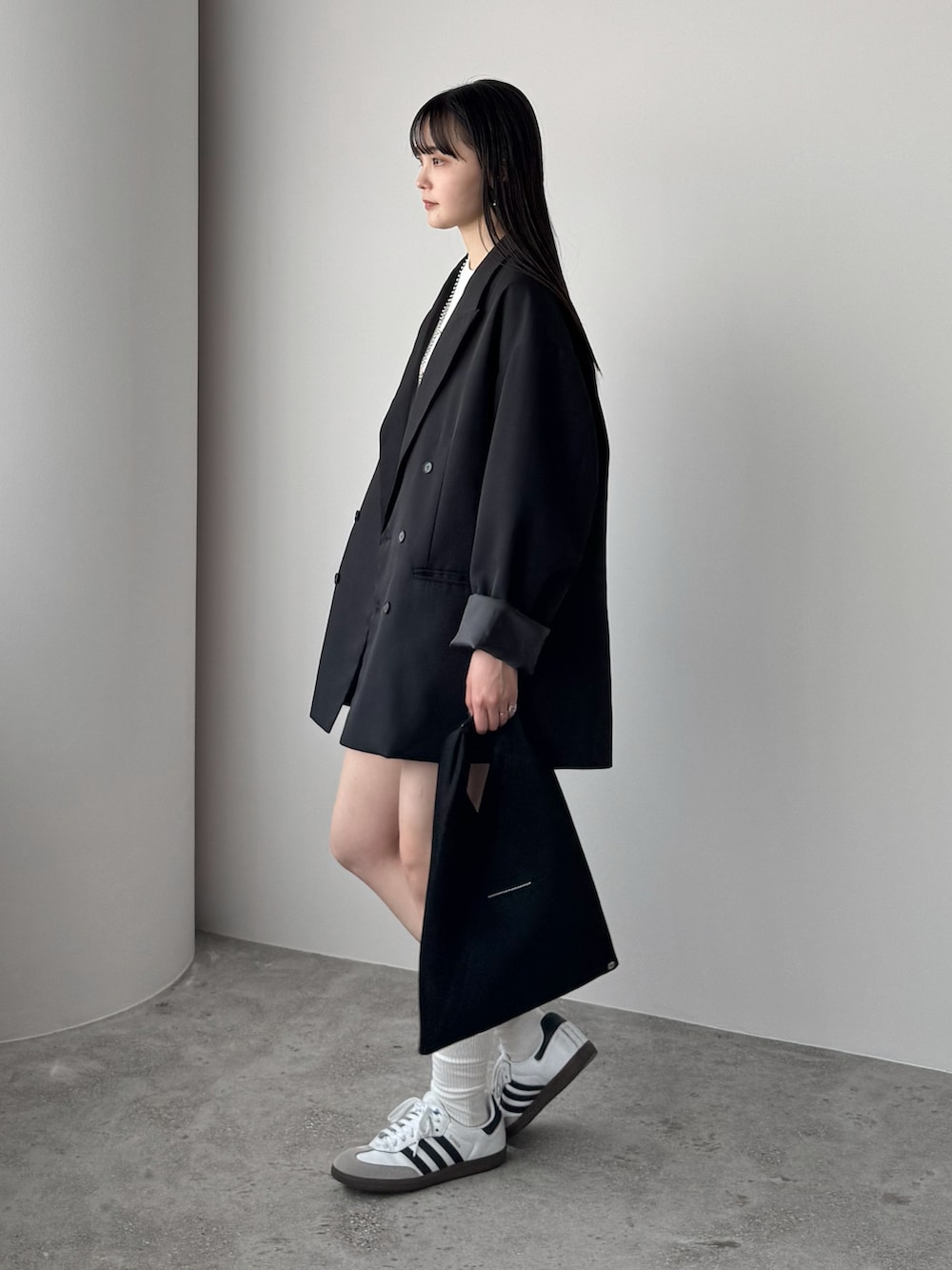 「スポーツミックス、雨の日コーデ、白Tシャツ、シンプルコーデ、プチプラ、お出かけコーデ、休日スタイル、ジャケット、ハーフパンツ、ショートパンツ、UNIQLO、トートバッグ、スニーカー、大人カジュアル」｜「WYM LIDNMのHIGH TWISTED GABA W JACKET（テーラードジャケット、ブラック系）」を使った、pearn0さん（レディース・160cm）の春コーディネートの2枚目の写真