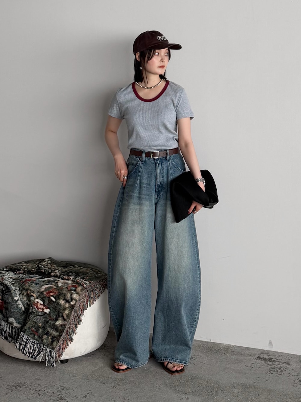 ブルー系のTシャツ/カットソー、ブルー系のデニムパンツ、シルバー系のアナログ腕時計を着用したレディースの夏コーディネートの2枚目の写真