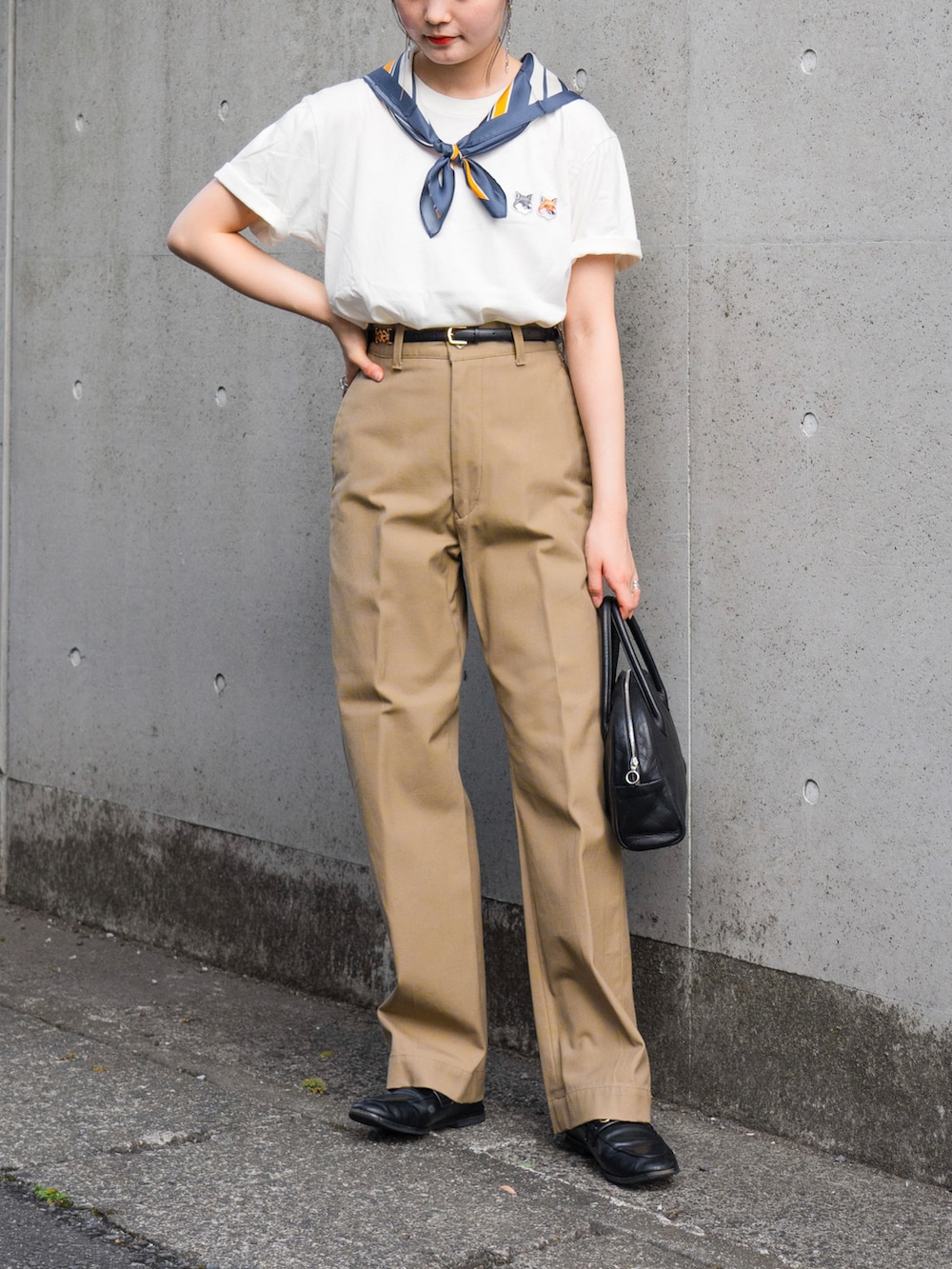 「シンプルコーデ、秋コーデ、休日スタイル、チノパン、白Tシャツ、スカーフ、レザー、ハンドバッグ、ローファー、スクエアトゥ、ベージュ」｜「Lilysilkのアイテム（バンダナ/スカーフ、ブルー系）」を使った、pearn0さん（レディース・160cm）の秋コーディネートの2枚目の写真