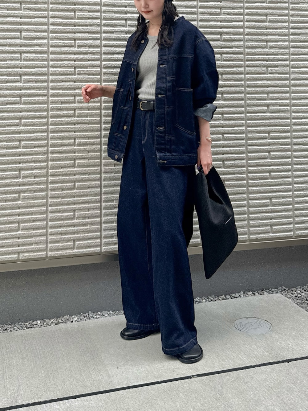 「アウトドアスタイル、レイヤードスタイル、秋っぽコーデ更新中、シンプルコーデ、セットアップ、デニム、ジャケット、休日スタイル、ストリート、ビーニー、ワイドパンツ、トートバッグ、プチプラ、秋コーデ」｜「LBCの【セットアップ可能】LBCデニムノーカラージャケット（デニムジャケット、ブルー系）」を使った、pearn0さん（レディース・160cm）の秋コーディネートの2枚目の写真
