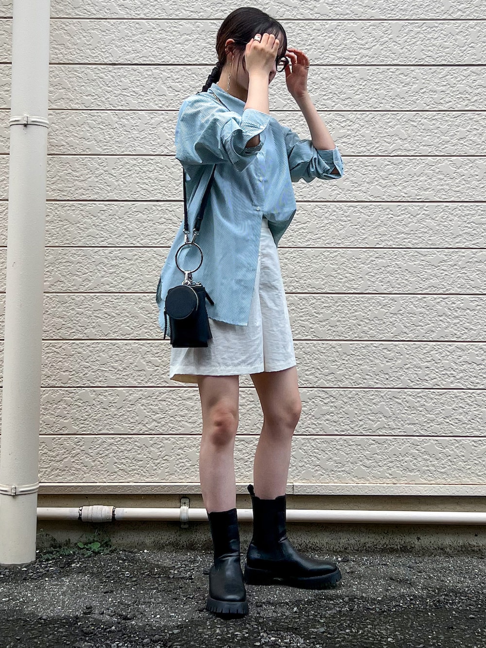 ブラック系のショルダーバッグ、グリーン系のシャツ/ブラウス、ホワイト系のパンツを着用したレディースの夏コーディネートの3枚目の写真