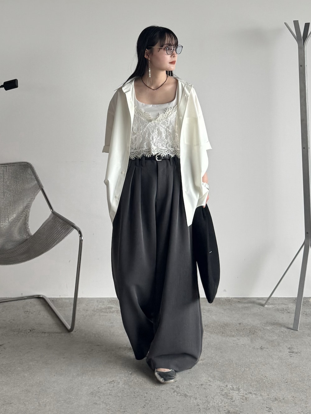 ホワイト系のシャツ/ブラウス、ホワイト系のキャミソール、グレー系のスラックスを着用したレディースの夏コーディネートの2枚目の写真