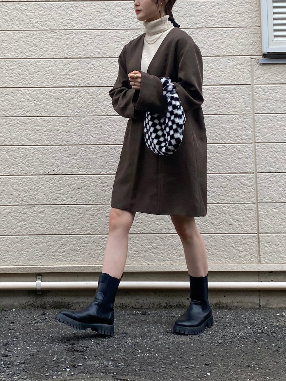 その他のショルダーバッグ、ブラウン系のワンピース、ホワイト系のニット/セーターを着用したレディースの秋コーディネートの3枚目の写真