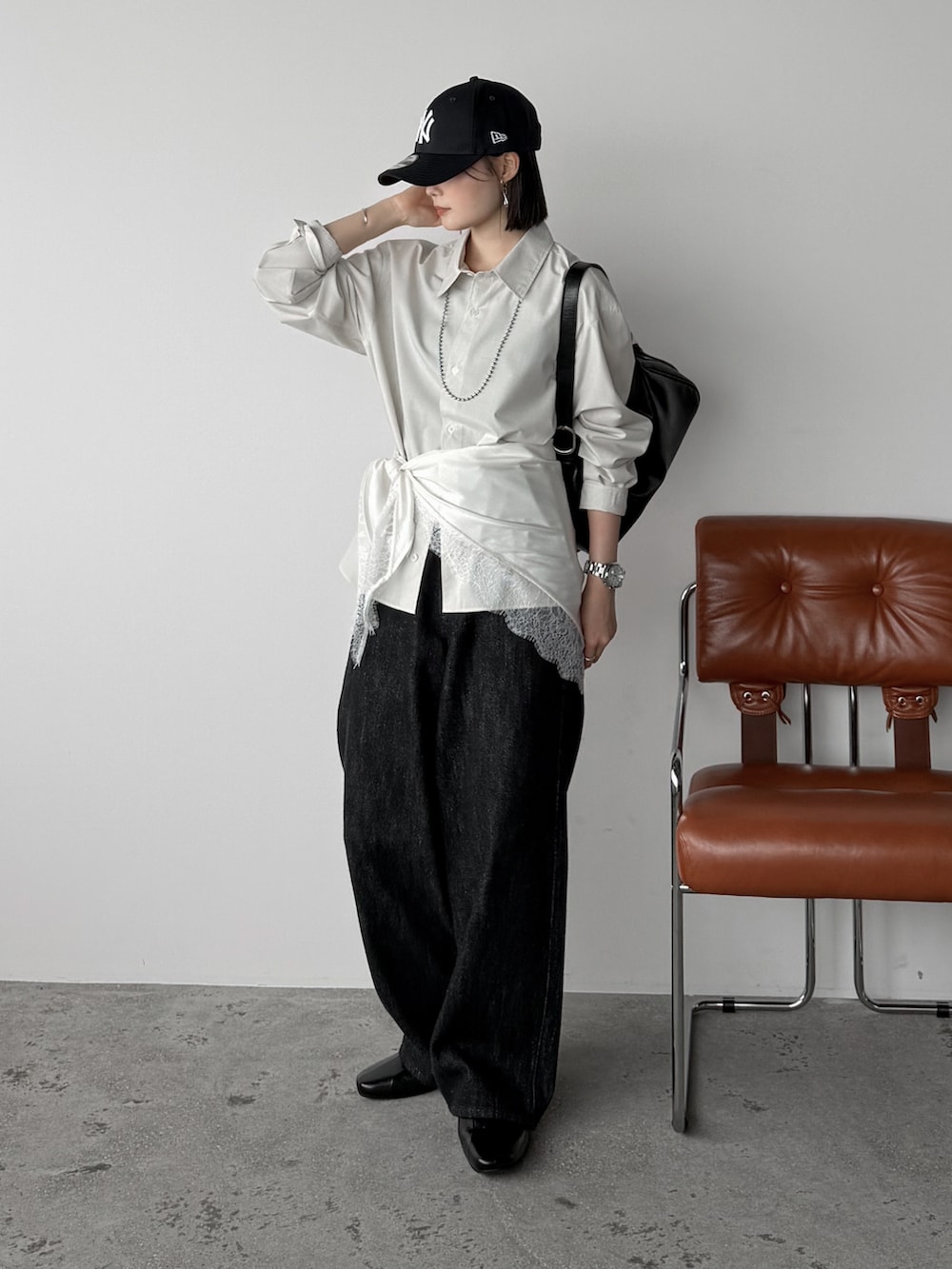 その他のシャツ/ブラウス、ブラック系のデニムパンツ、ブラック系のショルダーバッグを着用したレディースの秋コーディネートの2枚目の写真