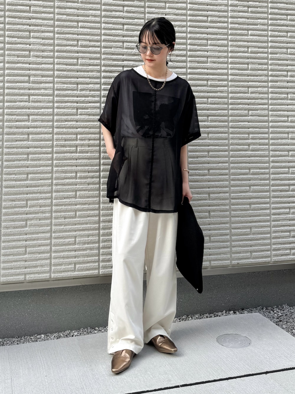 「モノトーン、プチプラ、シンプルコーデ、レイヤードスタイル、シアートップス、プリントT、トートバッグ、お出かけコーデ、休日スタイル、夏コーデ、メガネ女子、サングラス」｜「select MOCA by sonの【サイズ展開あり】オーバーシア―トップス（シャツ/ブラウス、ブラック系）」を使った、pearn0さん（レディース・160cm）の夏コーディネートの2枚目の写真