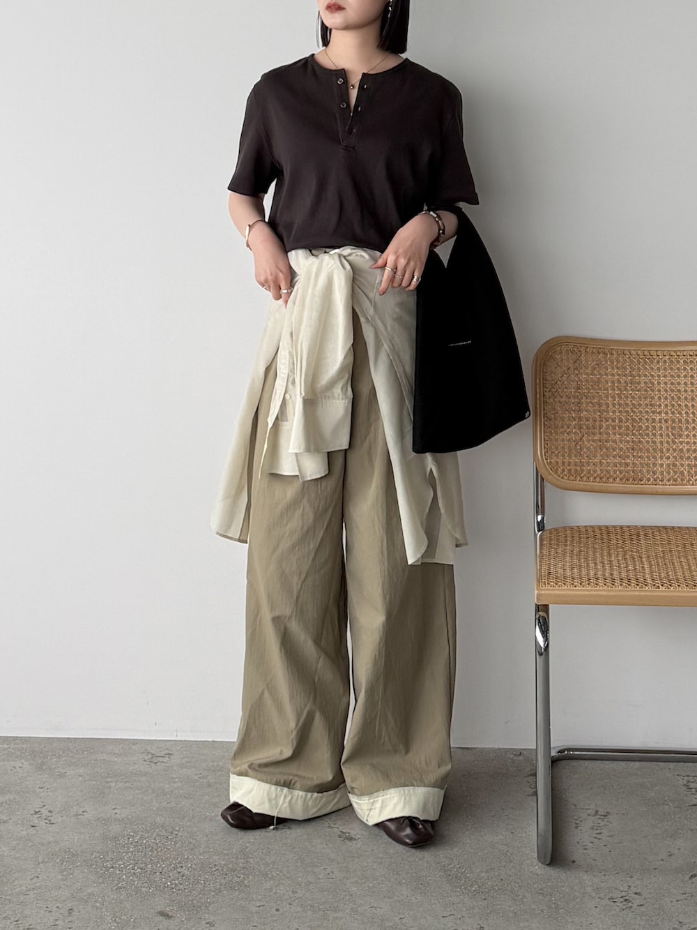 ベージュ系のシャツ/ブラウス、ベージュ系のスラックス、ブラウン系のTシャツ/カットソーを着用したレディースの夏コーディネートの2枚目の写真