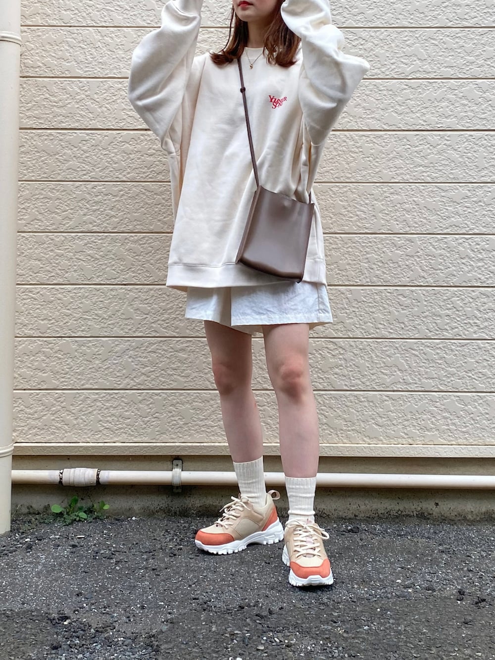「休日スタイル、アウトドアスタイル、白パンツ、スニーカー、ダッドスニーカー、厚底シューズ、厚底スニーカー、ワントーンコーデ、スウェット、ロゴスウェット、ハーフパンツ、ショルダーバッグ、スクエアバッグ」｜「noyauのカラーコンビダッドスニーカー（スニーカー、ベージュ系）」を使った、pearn0さん（レディース・160cm）の秋コーディネートの2枚目の写真