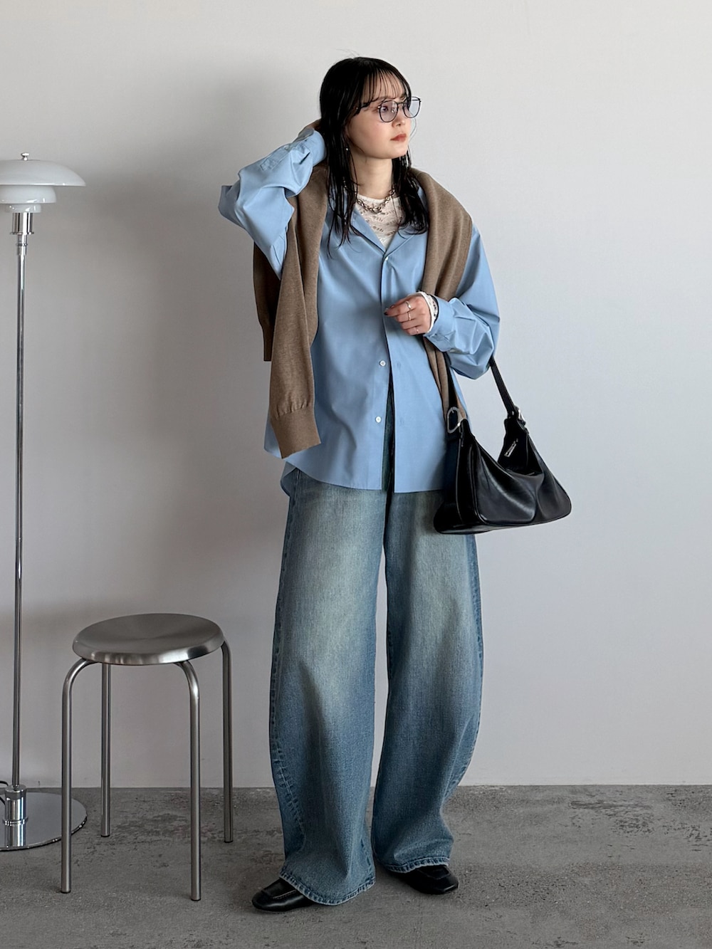 ブルー系のシャツ/ブラウス、ブラウン系のカーディガン/ボレロ、ブルー系のデニムパンツを着用したレディースの春コーディネートの2枚目の写真