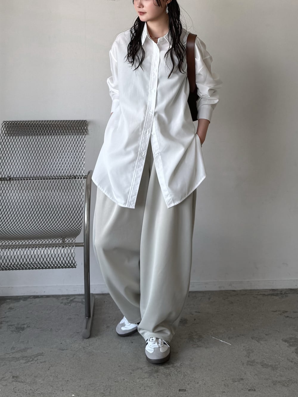 ホワイト系のシャツ/ブラウス、ホワイト系のスウェットパンツ、ブラウン系のショルダーバッグを着用したレディースの春コーディネートの2枚目の写真