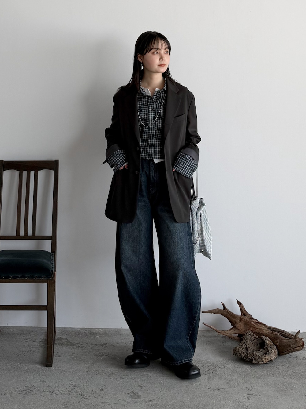 ホワイト系のカーディガン/ボレロ、ブルー系のデニムパンツ、グレー系のスーツセットを着用したレディースの春コーディネートの2枚目の写真