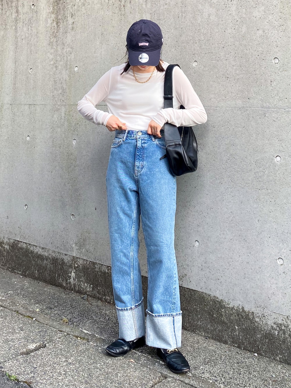 「秋服準備はじめました、WEARyouthコーデ、シンプルコーデ、シアートップス、デニム、キャップ、ショルダーバッグ、ローファー、スクエアトゥ、レザー、大人カジュアル、韓国ファッション」｜「hunchのクルーネックシアートップス（Tシャツ/カットソー、ホワイト系）」を使った、pearn0さん（レディース・160cm）の夏コーディネートの2枚目の写真
