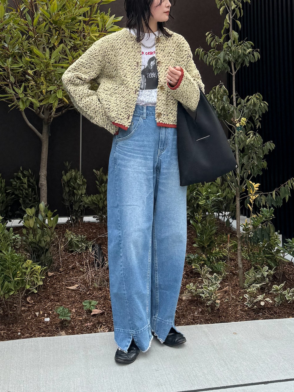 ベージュ系のカーディガン/ボレロ、ホワイト系のTシャツ/カットソー、ブルー系のデニムパンツを着用したレディースの冬コーディネートの2枚目の写真