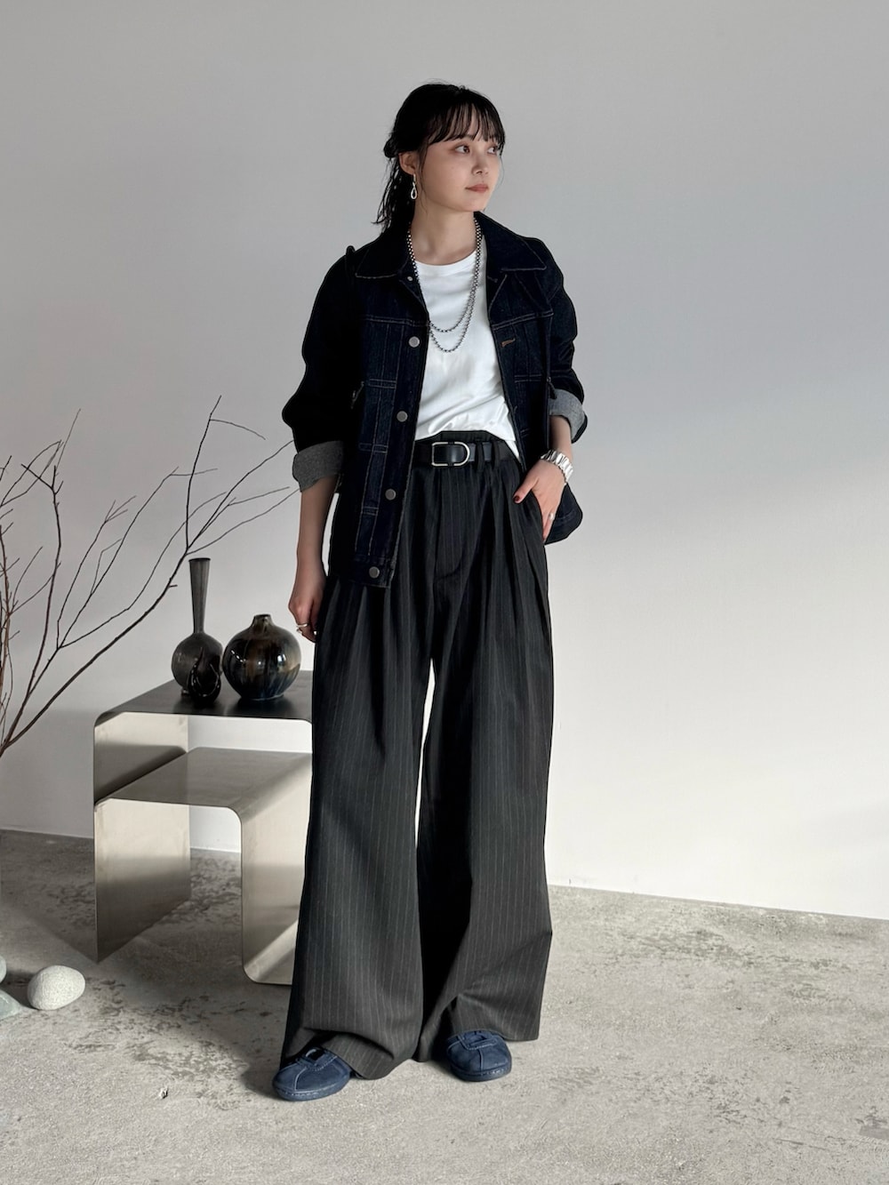 ホワイト系のTシャツ/カットソー、ブルー系のデニムジャケット、ブルー系のデニムパンツを着用したレディースの秋コーディネートの2枚目の写真