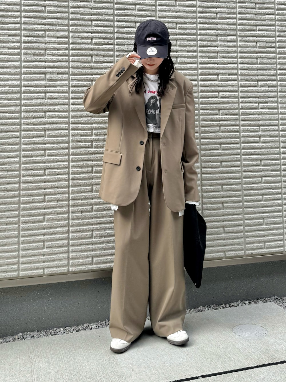 グリーン系のテーラードジャケット、ホワイト系のTシャツ/カットソー、グリーン系のスラックスを着用したレディースの秋コーディネートの3枚目の写真