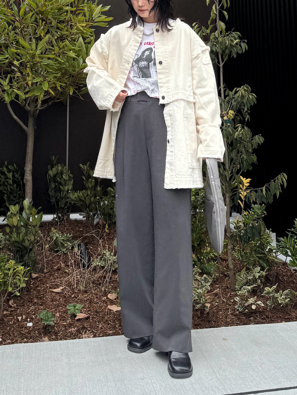 「レイヤードスタイル、シンプルコーデ、大人カジュアル、デニム、デニムジャケット、ロゴT、ロンT、トートバッグ、レザー、お出かけコーデ、休日スタイル、春色」｜「select MOCAの【サイズ展開あり】2wayデニムジャケット（デニムジャケット、ホワイト系）」を使った、pearn0さん（レディース・160cm）の冬コーディネートの2枚目の写真