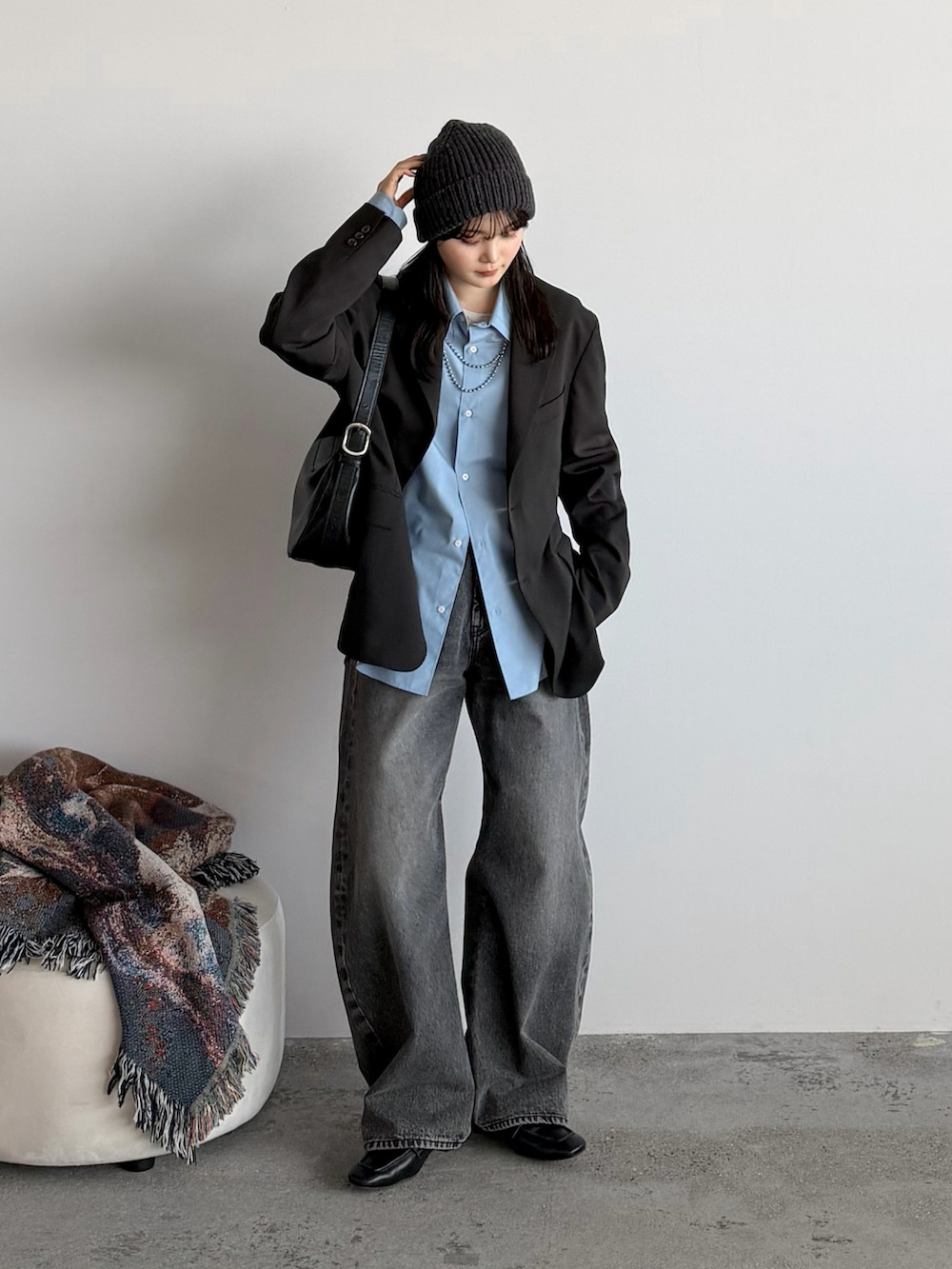 ブルー系のシャツ/ブラウス、グレー系のデニムパンツ、グレー系のスーツセットを着用したレディースの冬コーディネートの2枚目の写真