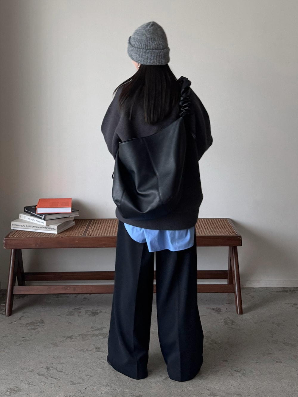 グレー系のカーディガン/ボレロ、ブラック系のその他パンツ、ブラック系のショルダーバッグを着用したレディースの冬コーディネートの4枚目の写真