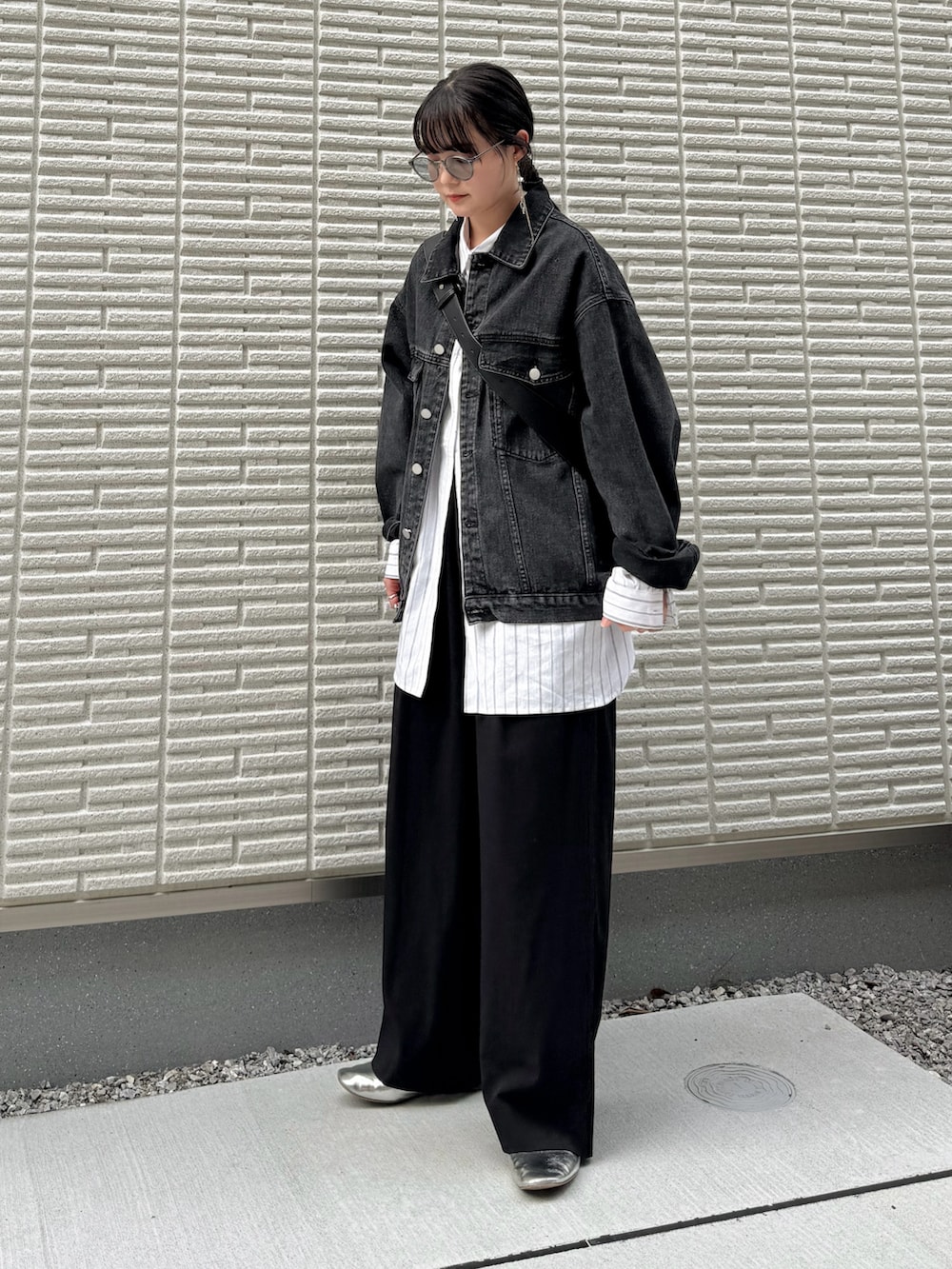 「春コーデ、モノトーン、シンプルコーデ、プチプラ、レイヤードスタイル、デニム、デニムジャケット、シャツスタイル、リネン、ショルダーバッグ、大人カジュアル、お出かけコーデ、ストリート、スポーツミックス、メガネ女子」｜「ikkaのフレンチリネンMIX長袖シャツ（シャツ/ブラウス、ホワイト系）」を使った、pearn0さん（レディース・160cm）の春コーディネートの2枚目の写真
