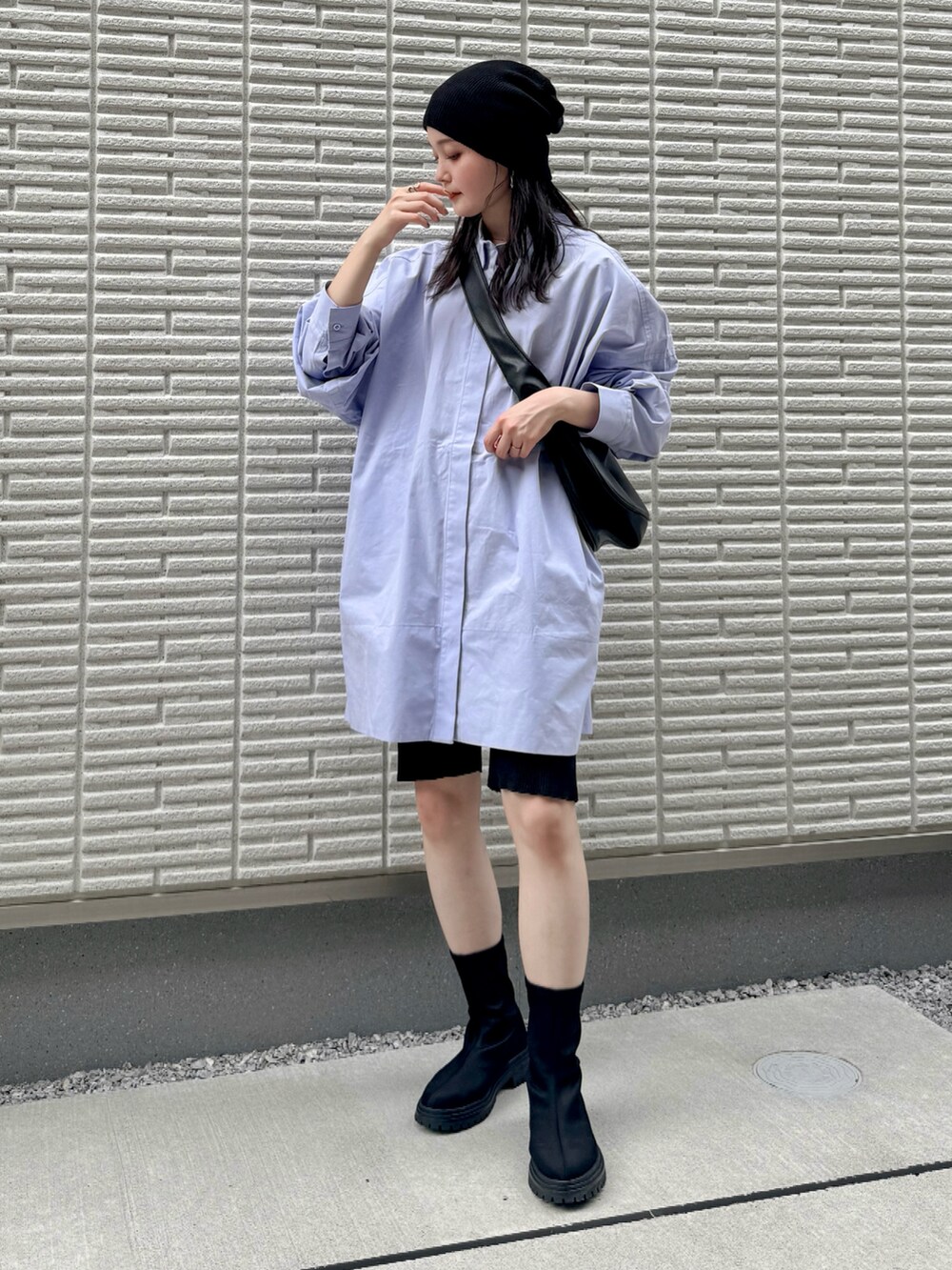 ブルー系のシャツ/ブラウス、ブラック系のその他パンツ、ブラック系のショルダーバッグを着用したレディースの秋コーディネートの2枚目の写真