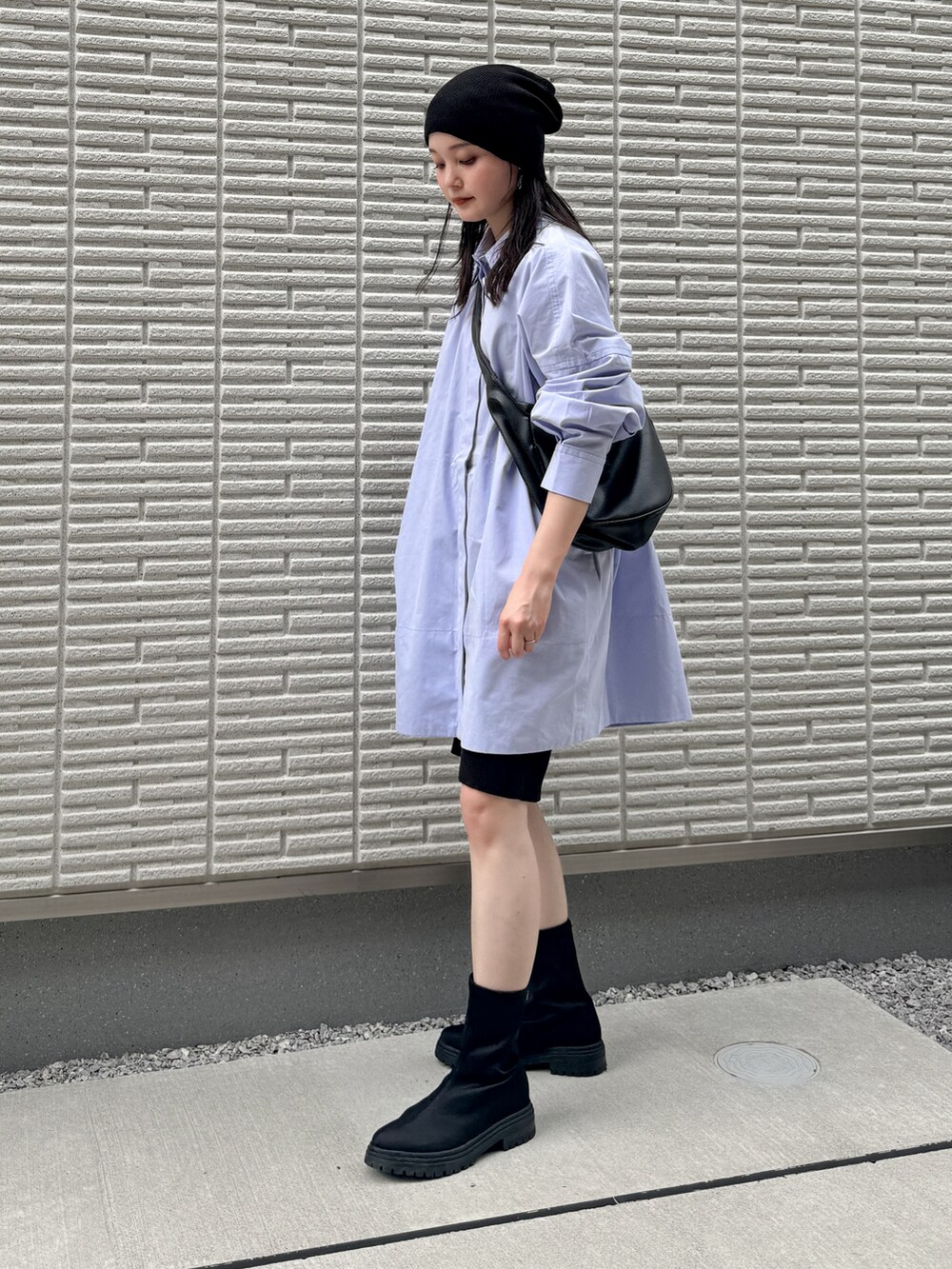 ブルー系のシャツ/ブラウス、ブラック系のその他パンツ、ブラック系のショルダーバッグを着用したレディースの秋コーディネートの3枚目の写真