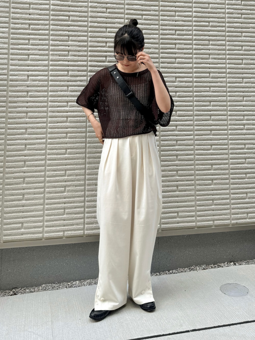 ブラウン系のニット/セーター、ホワイト系のキャミソール、ホワイト系のその他パンツを着用したレディースの春コーディネートの3枚目の写真